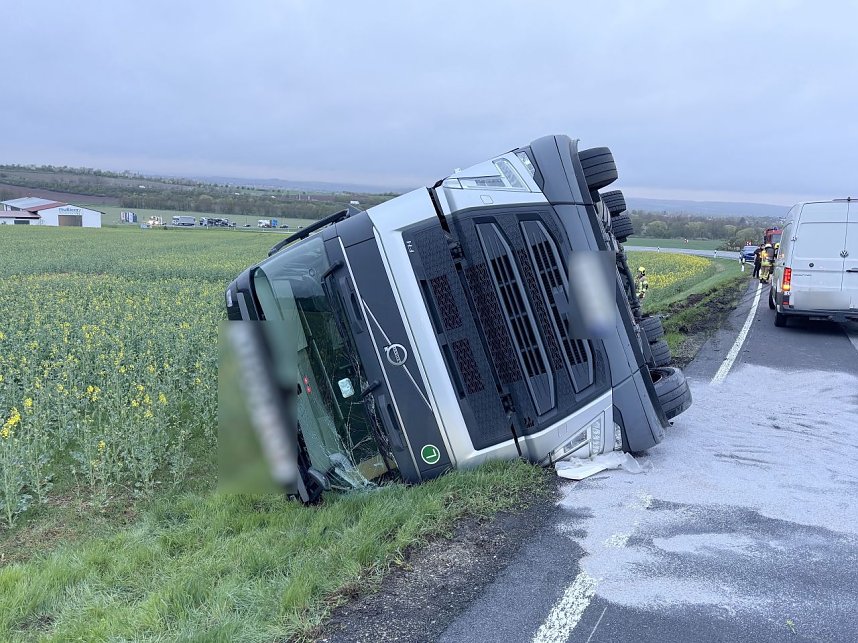 Der umgekippte LKW blockierte die B4. 