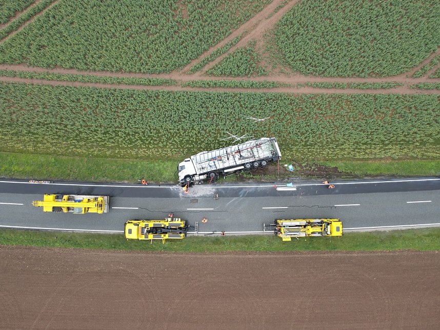 Bergung des verungl&uuml;ckten Lkw auf der B4 bei Nordhausen.