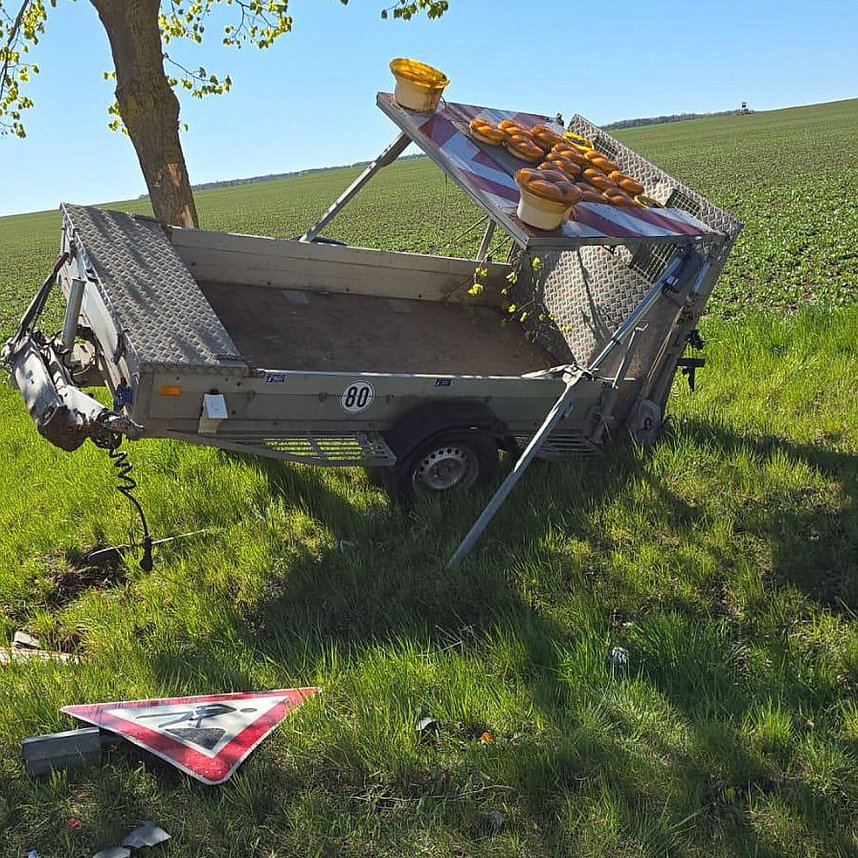 Unfall mit Baustellenfahrzeug auf der B249