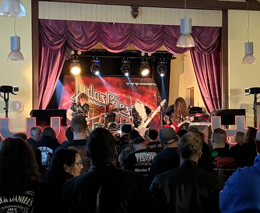 Volles Haus zum Bookwood "Ramp Up" in Herrmannsacker