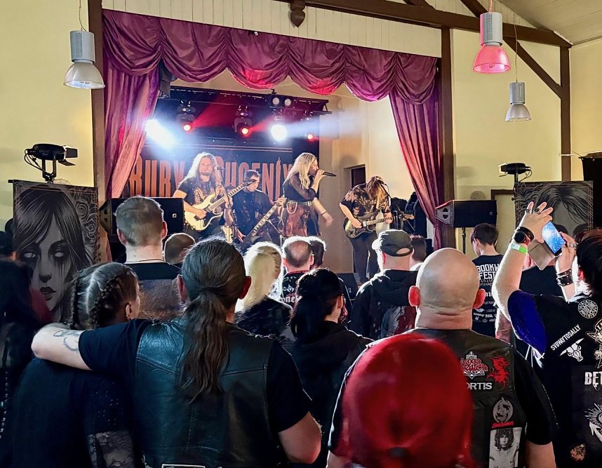 Volles Haus zum Bookwood "Ramp Up" in Herrmannsacker