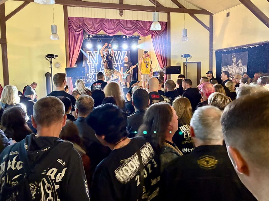 Volles Haus zum Bookwood "Ramp Up" in Herrmannsacker