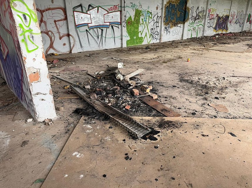 Die Feuerwehr musste am Montagabend in Nordhausen zu einem Brand einer leerstehenden Halle ausr&uuml;cken. 