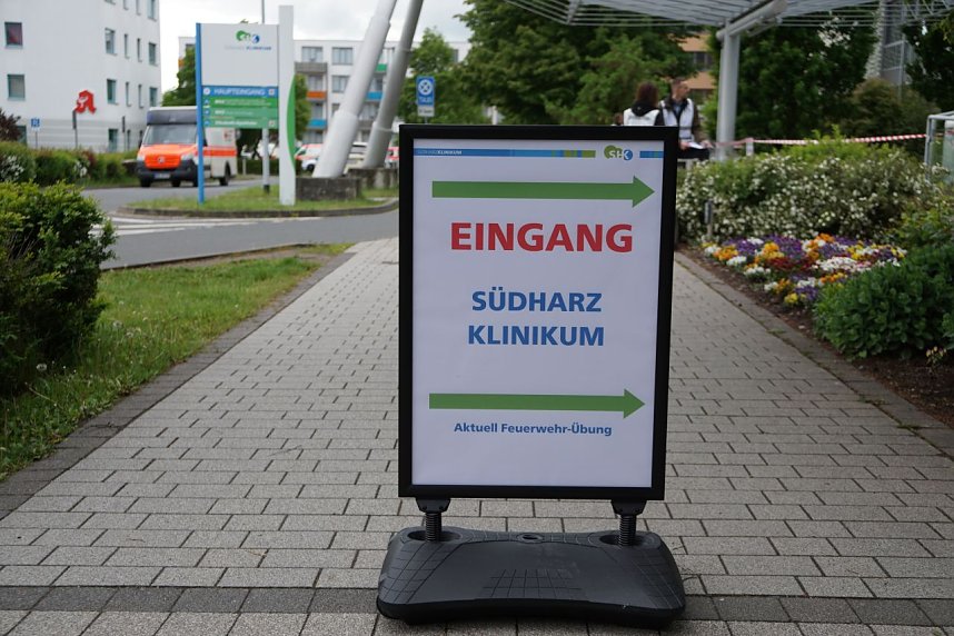 Bei einer Gro&szlig;&uuml;bung am und im S&uuml;dharz-Klinkum waren 60 Feuerwehrleute im Einsatz sowie viel Personal von den Rettungsdiensten. 