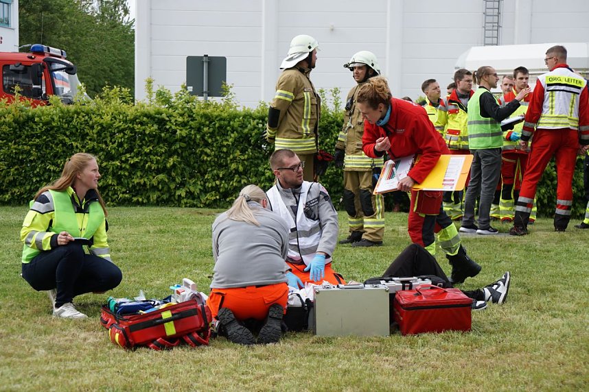 Bei einer Gro&szlig;&uuml;bung am und im S&uuml;dharz-Klinkum waren 60 Feuerwehrleute im Einsatz sowie viel Personal von den Rettungsdiensten. 