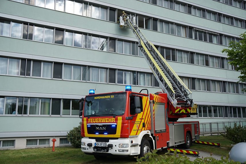 Bei einer Gro&szlig;&uuml;bung am und im S&uuml;dharz-Klinkum waren 60 Feuerwehrleute im Einsatz sowie viel Personal von den Rettungsdiensten. 