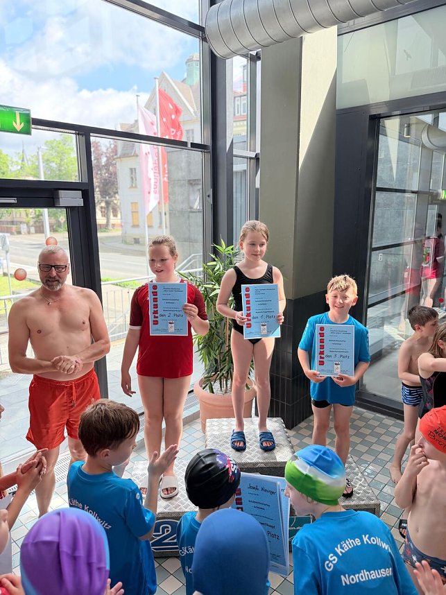 Die besten Schwimmer der dritten Klassen traten bei dem Wettstreit im Badehaus an.
