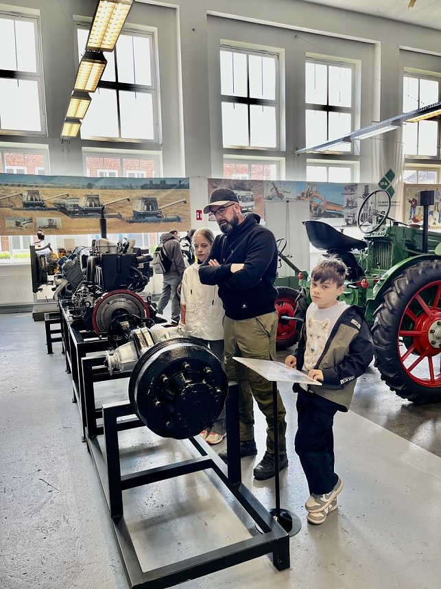 Viele Besucher nutzen am Sonntag den Museumstag mit kostenfreiem Eintritt, um sich die Ausstellung anzusehen.