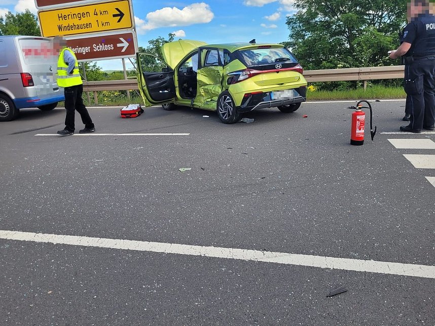 Bei dem Unfall unweit der Autobahn A38 bei Bielen wurde ein Mensch verletzt.