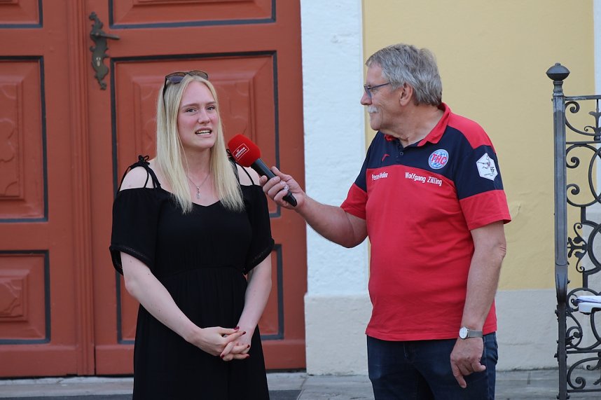 Fans und Cheftrainer des Th&uuml;ringer HC Herbert M&uuml;ller verabschieden neun Spitzenhandballerinnen in Bad Langensalza