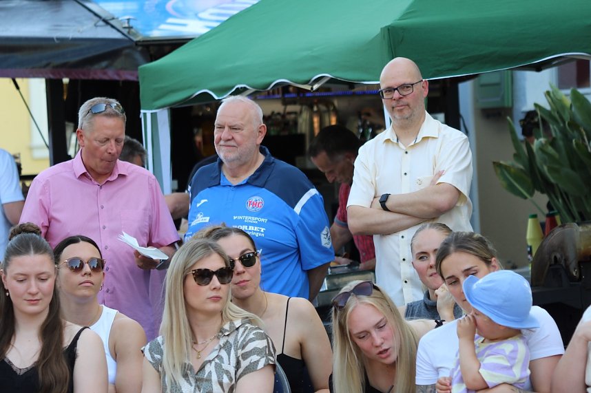 Fans und Cheftrainer des Th&uuml;ringer HC Herbert M&uuml;ller verabschieden neun Spitzenhandballerinnen in Bad Langensalza