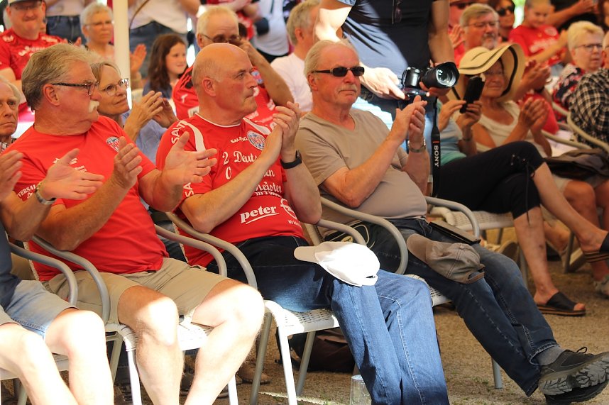 Fans und Cheftrainer des Th&uuml;ringer HC Herbert M&uuml;ller verabschieden neun Spitzenhandballerinnen in Bad Langensalza