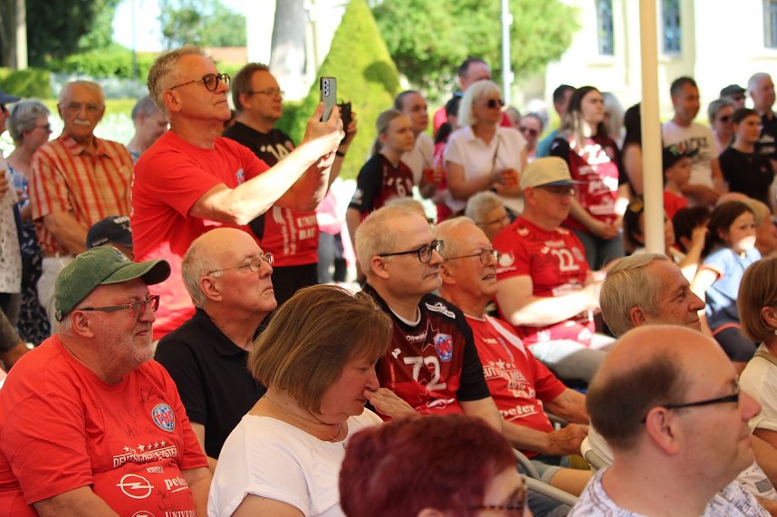 Fans und Cheftrainer des Th&uuml;ringer HC Herbert M&uuml;ller verabschieden neun Spitzenhandballerinnen in Bad Langensalza