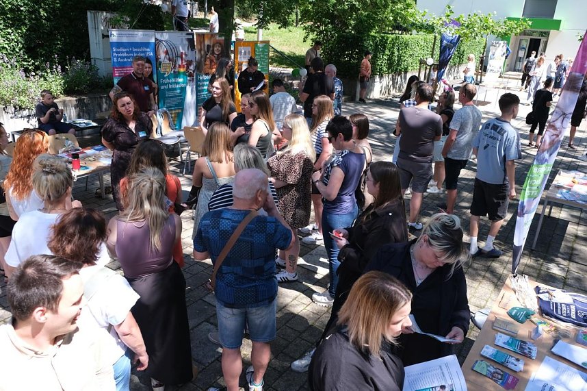 Zahlreiche Besucherinnen und Besucher nutzten den Tag der offenen T&uuml;r an der Hochschule Nordhausen, um den Campus kennenzulernen, Studieng&auml;nge zu entdecken und mit Studierenden sowie Lehrenden ins Gespr&auml;ch zu kommen. Bei bestem Wetter bot die Hochschule ein vielf&auml;ltiges Programm f&uuml;r Interessierte aller Altersgruppen.
