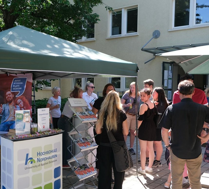 Zahlreiche Besucherinnen und Besucher nutzten den Tag der offenen T&uuml;r an der Hochschule Nordhausen, um den Campus kennenzulernen, Studieng&auml;nge zu entdecken und mit Studierenden sowie Lehrenden ins Gespr&auml;ch zu kommen. Bei bestem Wetter bot die Hochschule ein vielf&auml;ltiges Programm f&uuml;r Interessierte aller Altersgruppen.