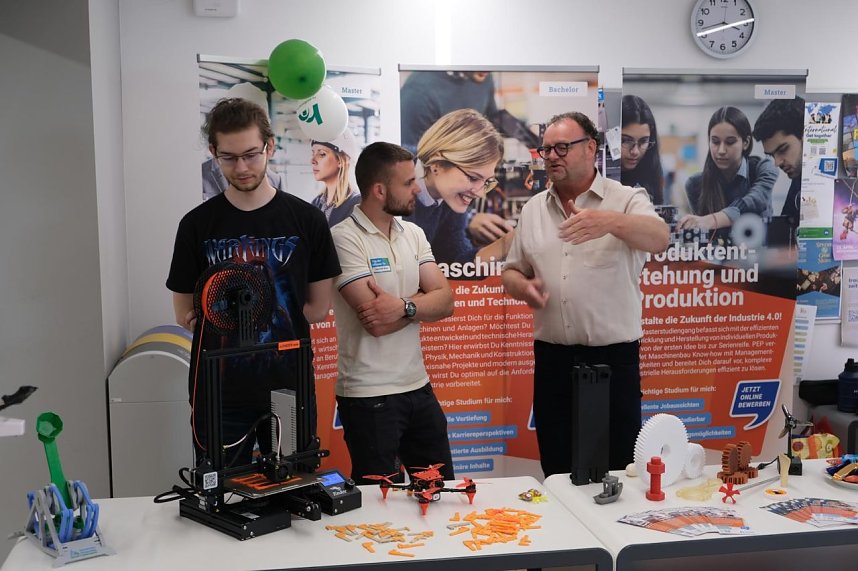 Zahlreiche Besucherinnen und Besucher nutzten den Tag der offenen T&uuml;r an der Hochschule Nordhausen, um den Campus kennenzulernen, Studieng&auml;nge zu entdecken und mit Studierenden sowie Lehrenden ins Gespr&auml;ch zu kommen. Bei bestem Wetter bot die Hochschule ein vielf&auml;ltiges Programm f&uuml;r Interessierte aller Altersgruppen.