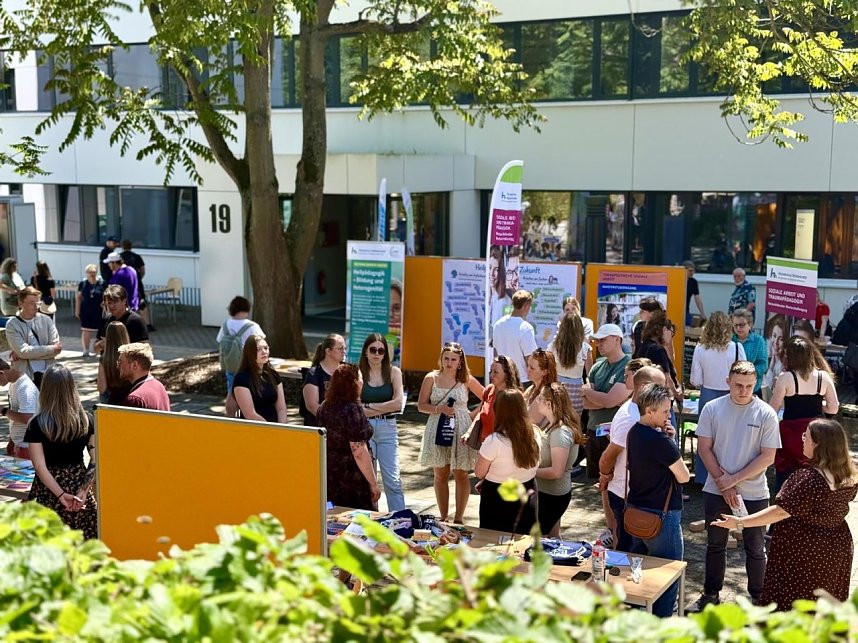 Zahlreiche Besucherinnen und Besucher nutzten den Tag der offenen T&uuml;r an der Hochschule Nordhausen, um den Campus kennenzulernen, Studieng&auml;nge zu entdecken und mit Studierenden sowie Lehrenden ins Gespr&auml;ch zu kommen. Bei bestem Wetter bot die Hochschule ein vielf&auml;ltiges Programm f&uuml;r Interessierte aller Altersgruppen.
