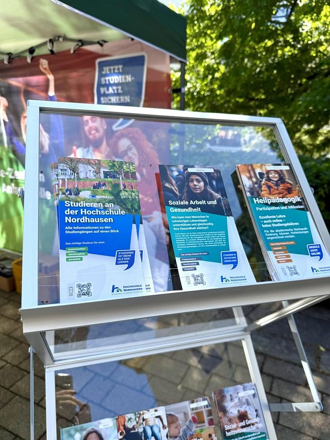 Zahlreiche Besucherinnen und Besucher nutzten den Tag der offenen T&uuml;r an der Hochschule Nordhausen, um den Campus kennenzulernen, Studieng&auml;nge zu entdecken und mit Studierenden sowie Lehrenden ins Gespr&auml;ch zu kommen. Bei bestem Wetter bot die Hochschule ein vielf&auml;ltiges Programm f&uuml;r Interessierte aller Altersgruppen.