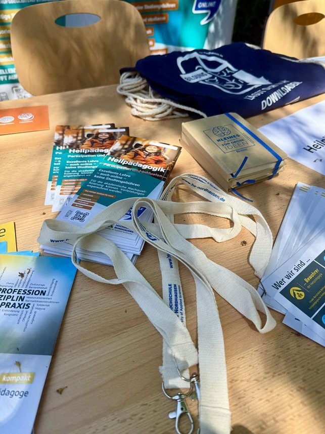 Zahlreiche Besucherinnen und Besucher nutzten den Tag der offenen T&uuml;r an der Hochschule Nordhausen, um den Campus kennenzulernen, Studieng&auml;nge zu entdecken und mit Studierenden sowie Lehrenden ins Gespr&auml;ch zu kommen. Bei bestem Wetter bot die Hochschule ein vielf&auml;ltiges Programm f&uuml;r Interessierte aller Altersgruppen.