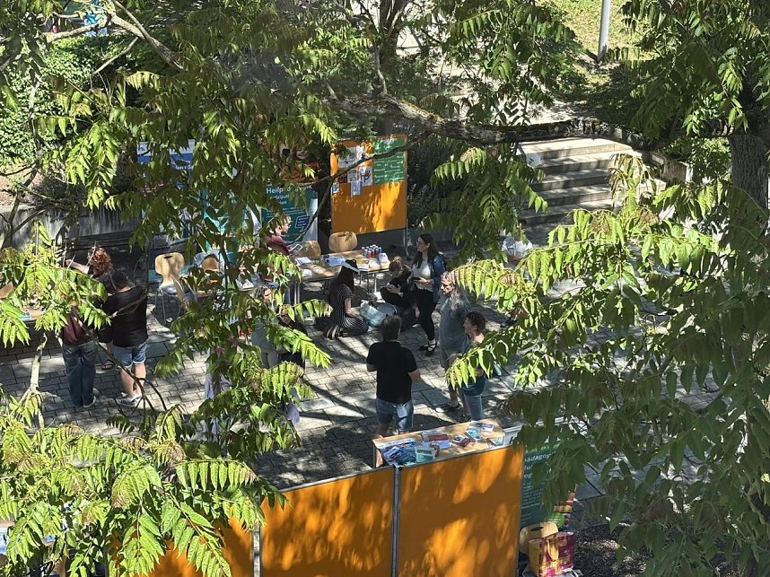 Zahlreiche Besucherinnen und Besucher nutzten den Tag der offenen T&uuml;r an der Hochschule Nordhausen, um den Campus kennenzulernen, Studieng&auml;nge zu entdecken und mit Studierenden sowie Lehrenden ins Gespr&auml;ch zu kommen. Bei bestem Wetter bot die Hochschule ein vielf&auml;ltiges Programm f&uuml;r Interessierte aller Altersgruppen.