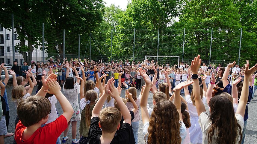 Mit einem kleinen Programm haben die M&auml;dchen und Jungen der K&auml;the-Kollwitz-Grundschule die neuen Hortcontainer eingeweiht.