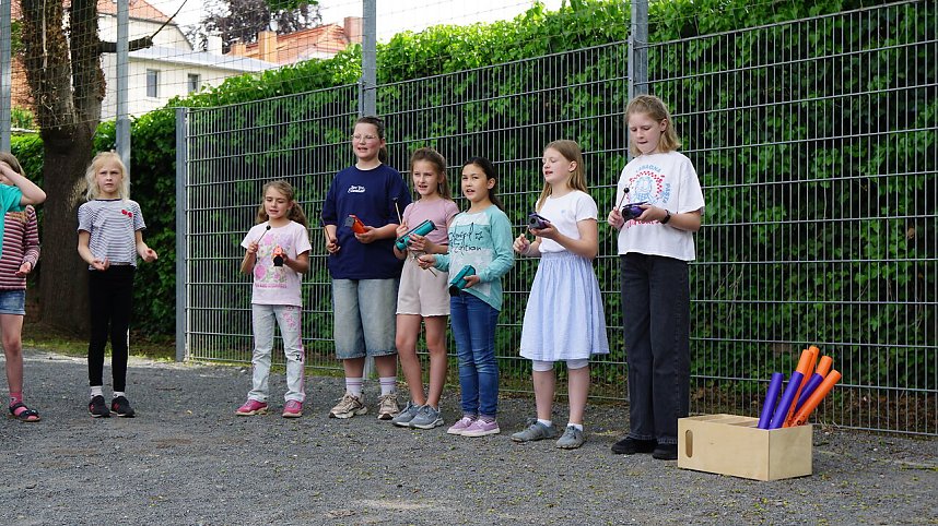 Mit einem kleinen Programm haben die M&auml;dchen und Jungen der K&auml;the-Kollwitz-Grundschule die neuen Hortcontainer eingeweiht.