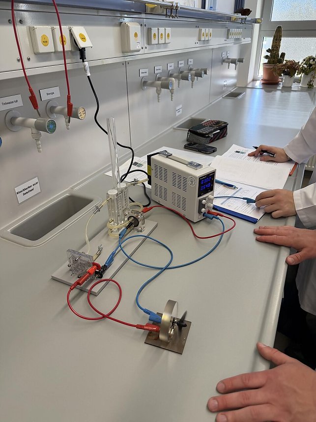 Experimente in der Hochschule in Merseburg.