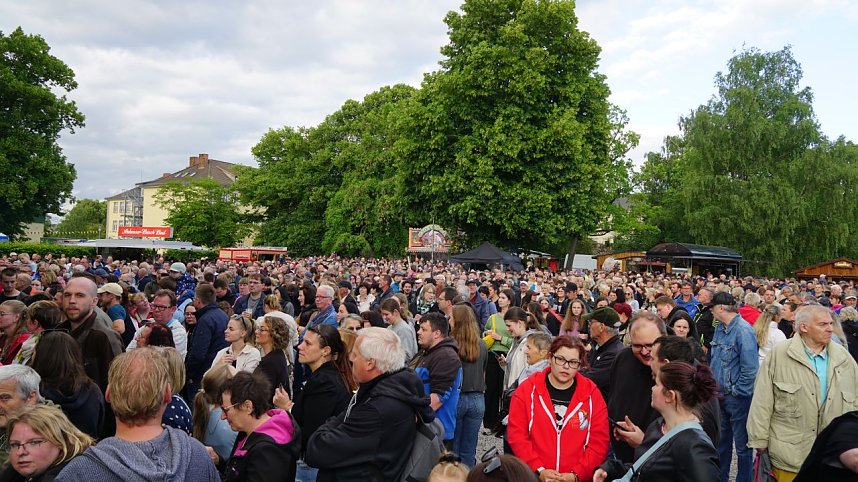 Die Band Juli spielte am Samstagabend vor mehreren Tausenden Menschen auf der Nordh&auml;user Petersberg.