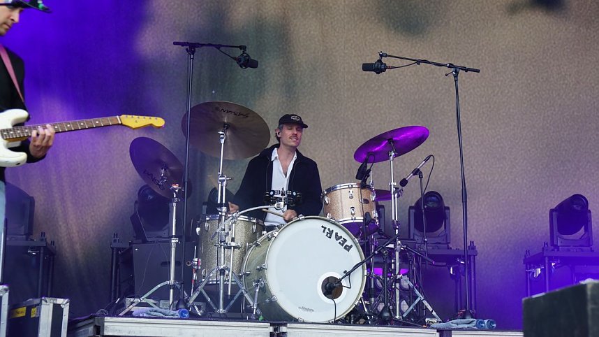 Die Band Juli spielte am Samstagabend vor mehreren Tausenden Menschen auf der Nordh&auml;user Petersberg.