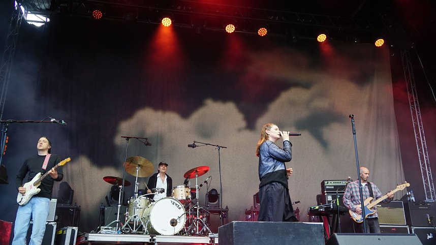 Die Band Juli spielte am Samstagabend vor mehreren Tausenden Menschen auf der Nordh&auml;user Petersberg.