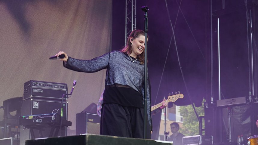 Die Band Juli spielte am Samstagabend vor mehreren Tausenden Menschen auf der Nordh&auml;user Petersberg.