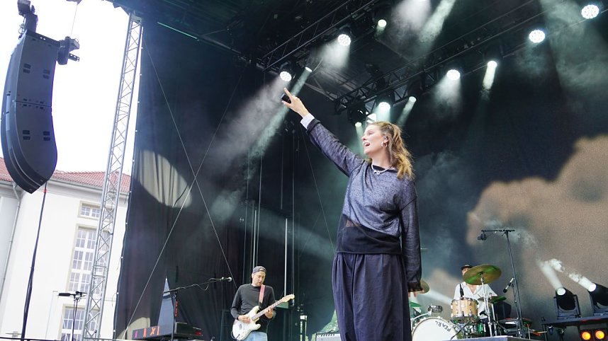 Die Band Juli spielte am Samstagabend vor mehreren Tausenden Menschen auf der Nordh&auml;user Petersberg.
