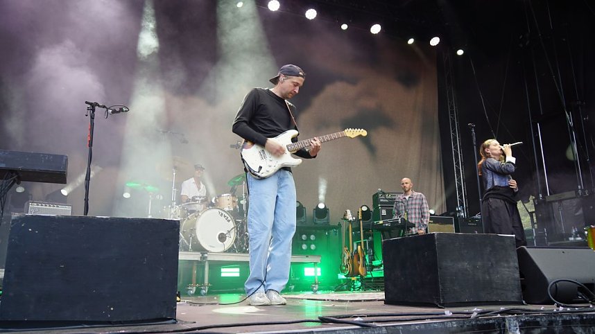 Die Band Juli spielte am Samstagabend vor mehreren Tausenden Menschen auf der Nordh&auml;user Petersberg.