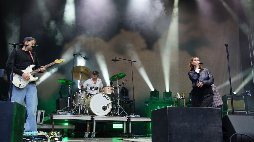 Die Band Juli spielte am Samstagabend vor mehreren Tausenden Menschen auf der Nordh&auml;user Petersberg.