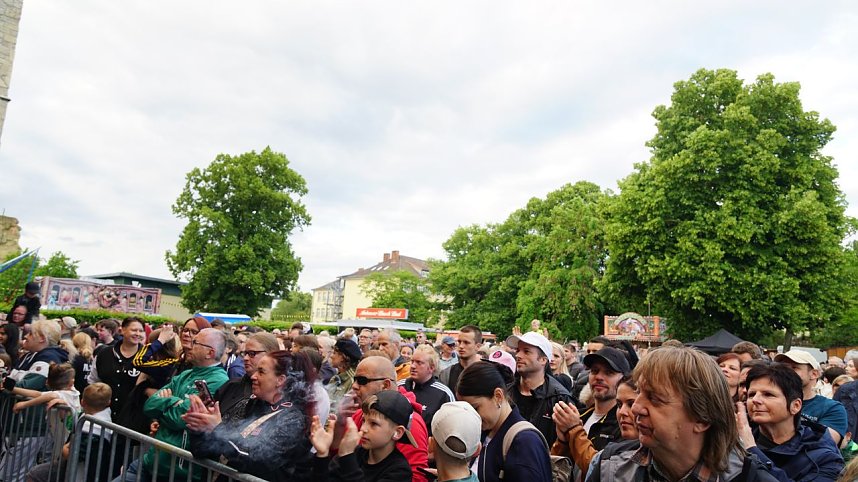 Die Band Juli spielte am Samstagabend vor mehreren Tausenden Menschen auf der Nordh&auml;user Petersberg.