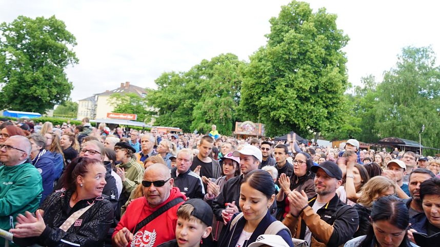 Die Band Juli spielte am Samstagabend vor mehreren Tausenden Menschen auf der Nordh&auml;user Petersberg.