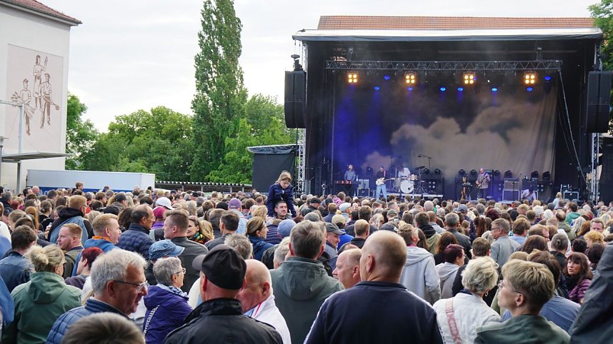 Die Band Juli spielte am Samstagabend vor mehreren Tausenden Menschen auf der Nordh&auml;user Petersberg.