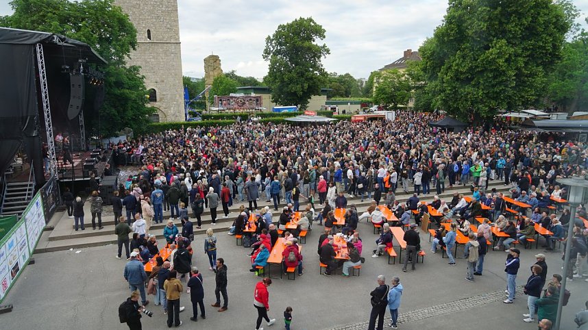 Die Band Juli spielte am Samstagabend vor mehreren Tausenden Menschen auf der Nordh&auml;user Petersberg.