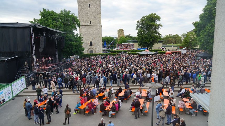 Die Band Juli spielte am Samstagabend vor mehreren Tausenden Menschen auf der Nordh&auml;user Petersberg.