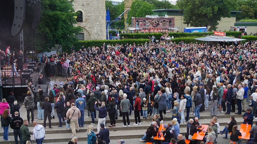 Die Band Juli spielte am Samstagabend vor mehreren Tausenden Menschen auf der Nordh&auml;user Petersberg.