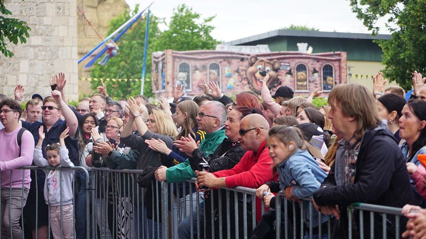 Die Band Juli spielte am Samstagabend vor mehreren Tausenden Menschen auf der Nordh&auml;user Petersberg.