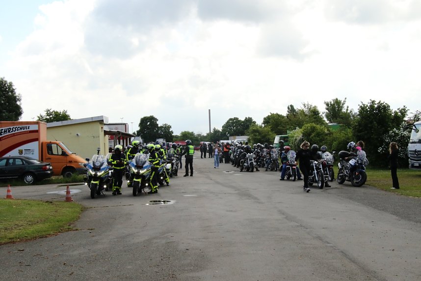 Start zum 4. "Ride for Charity" am Nordh&auml;user Autodrom
