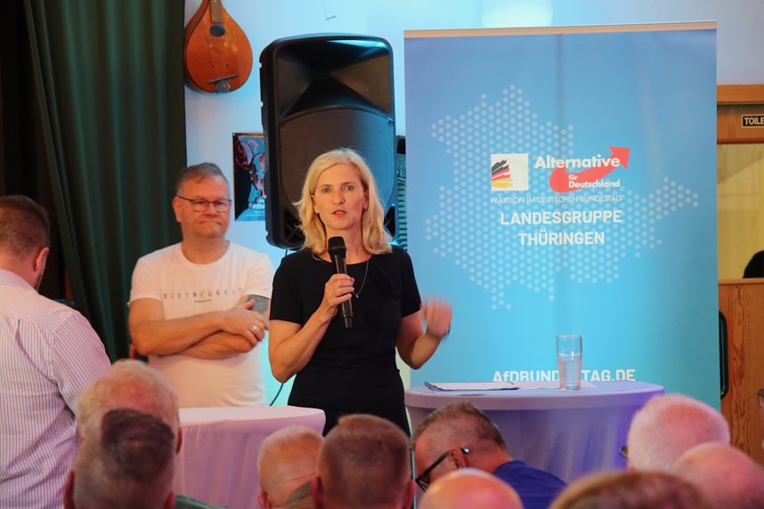 AfD Veranstaltung im Sachswerfer Handwagen