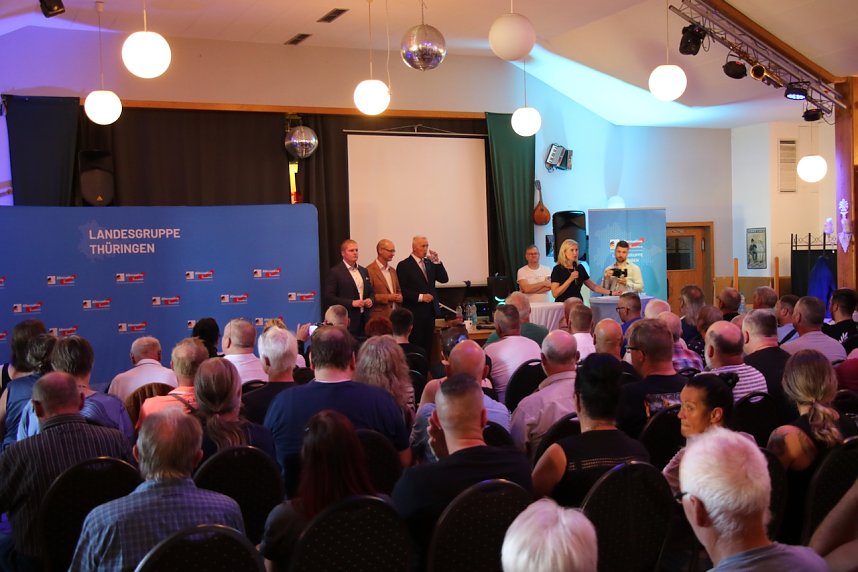 AfD Veranstaltung im Sachswerfer Handwagen