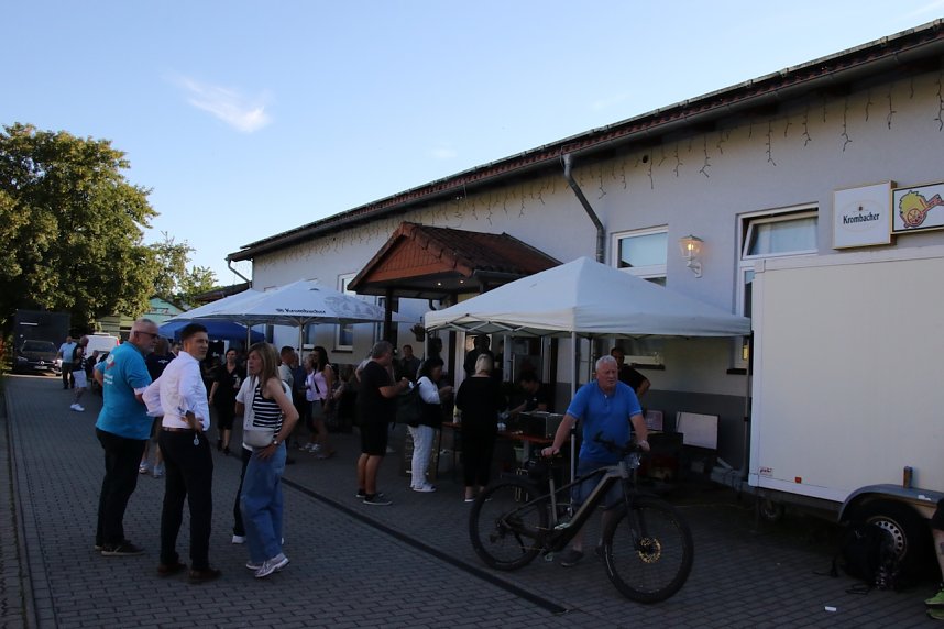 AfD Veranstaltung im Sachswerfer Handwagen