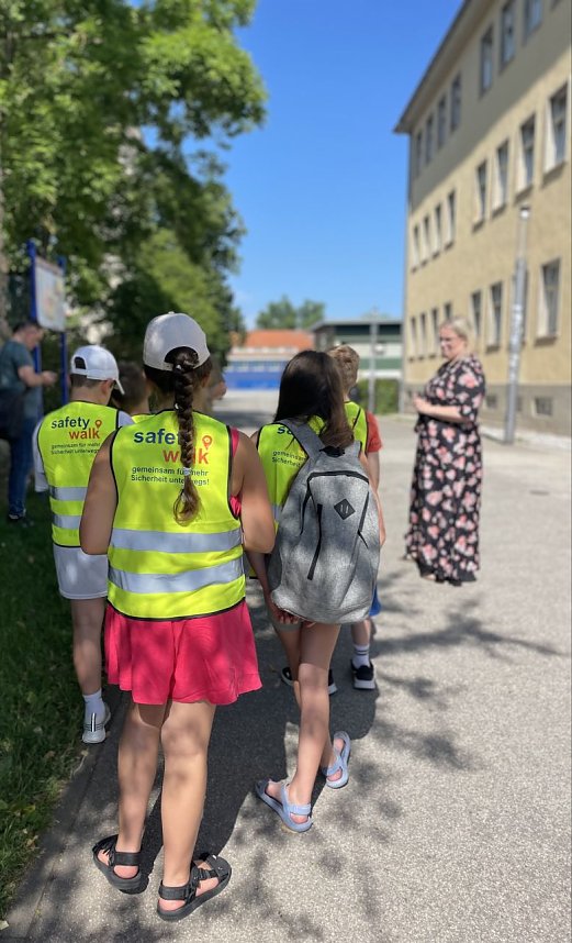Die M&auml;dchen und Jungen der Bertolt-Brecht-Grundschule haben einen Erlebnisrundgang absolviert.