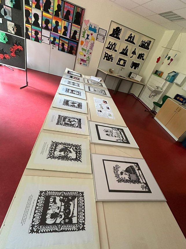 Ausgeschnitten! � Scherenschnittausstellung am F&ouml;rderzentrum Johann Heinrich Pestalozzi er&ouml;ffnet