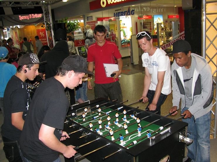 Kickern in der Galerie