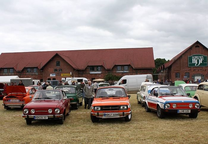 Oldtimer auf dem Scheunenhof