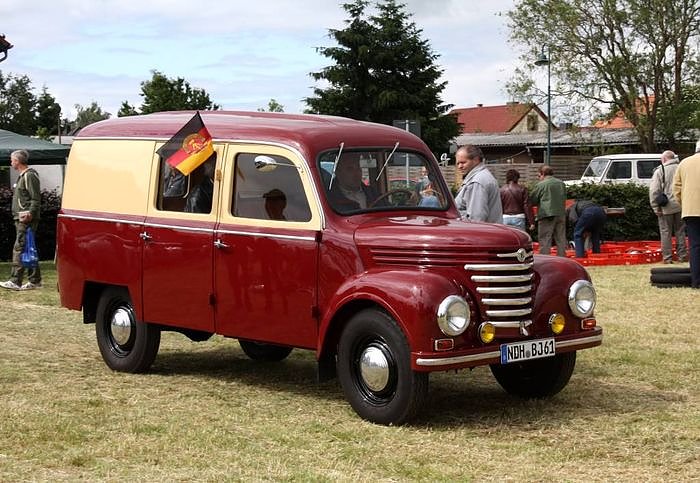 Oldtimer auf dem Scheunenhof